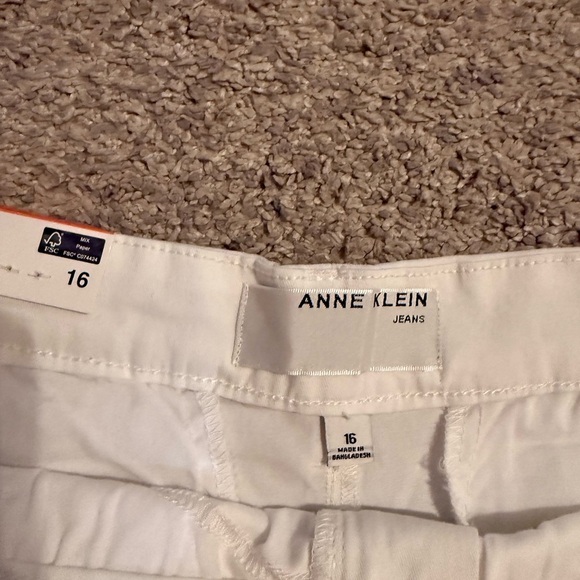 MAKE AN OFFER!   Anne Klein White Bermuda Shorts - Picture 2 of 6